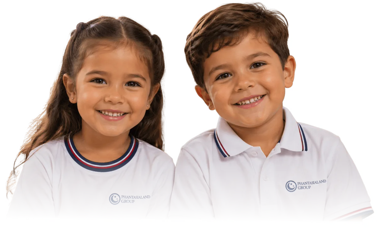 Duas crianças sorrindo com o uniforme da Phantasialand