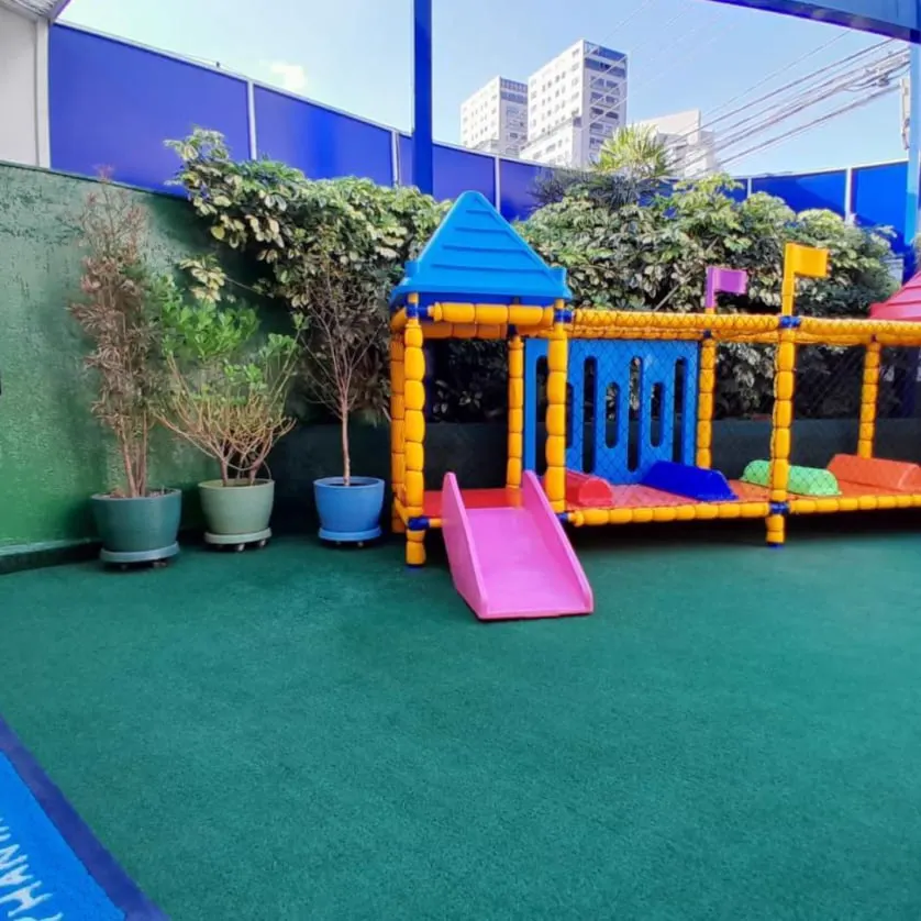 Playground com casinha colorida e escorregador