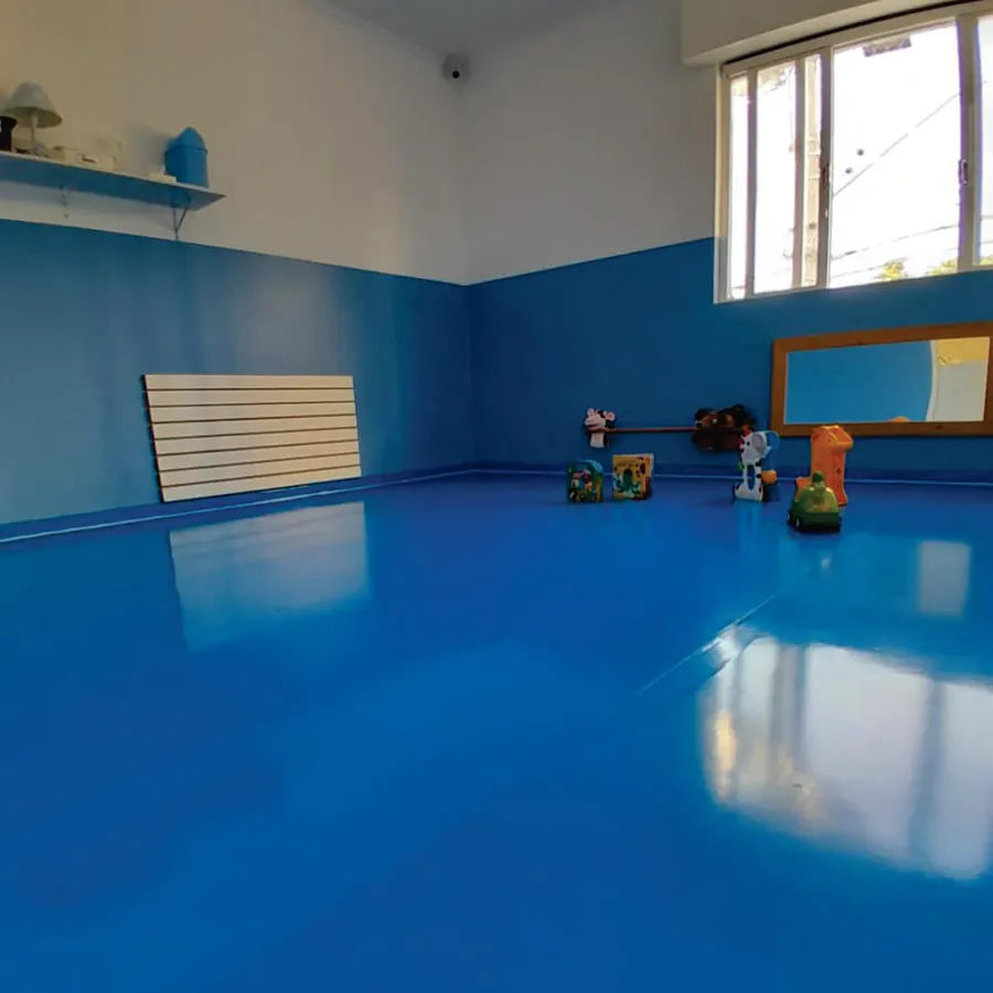 Sala ampla com piso azul