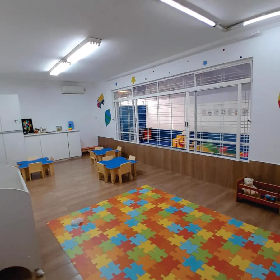 Sala com tapete de quebra-cabeça