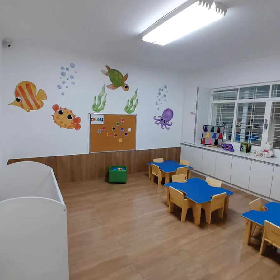 Sala com ilustrações do fundo do mar