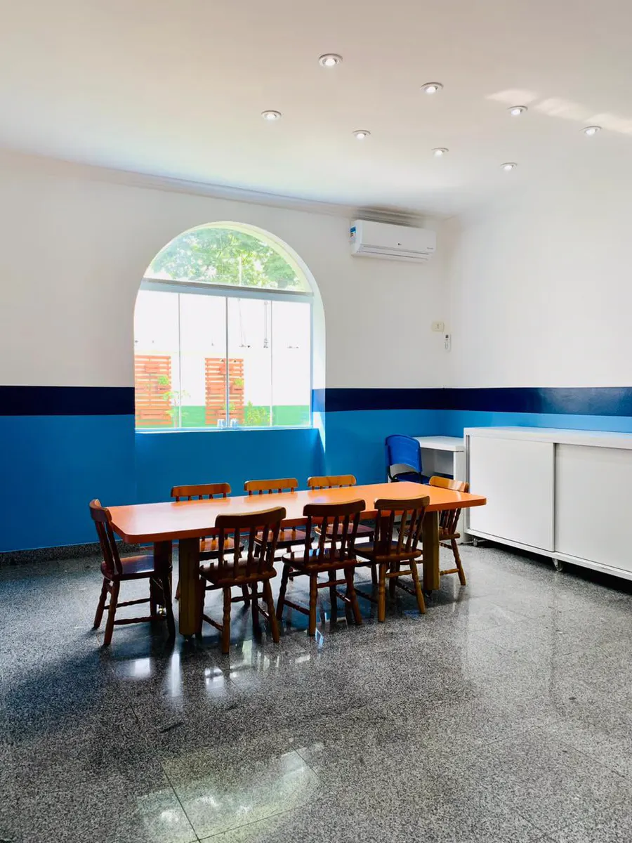 Sala com mesa de reuniões