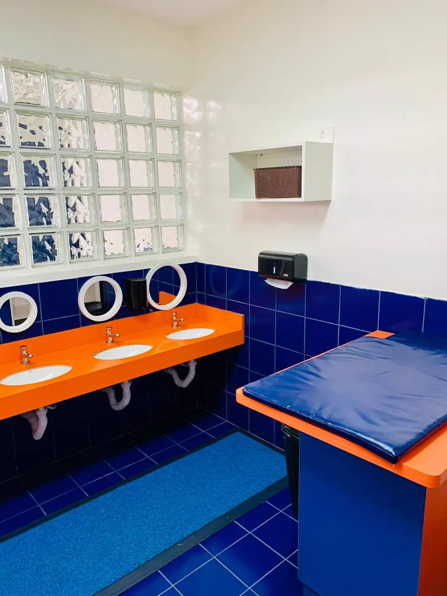 Banheiro infantil com pias na altura das crianças