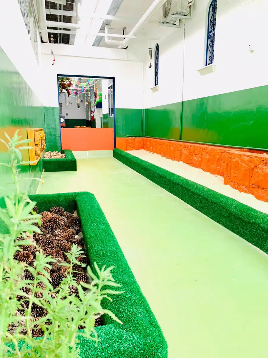 Jardim interno com canteiros