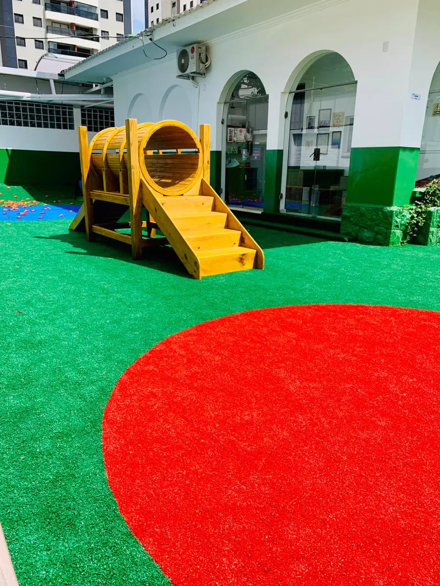 Playground externo com escorregador e gramado