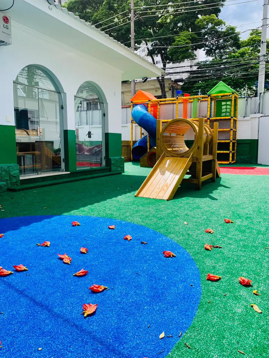 Playground com piso azul e escorregador