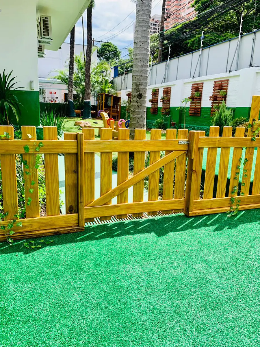Jardim com cerca de madeira