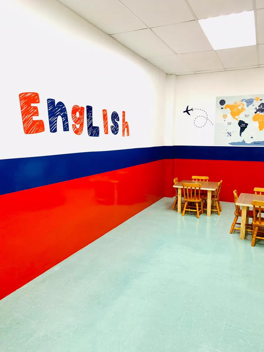 Sala de inglês com a palavra English pintada na parede