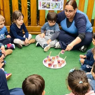 Roda de conversa com a professora no gramado da escola